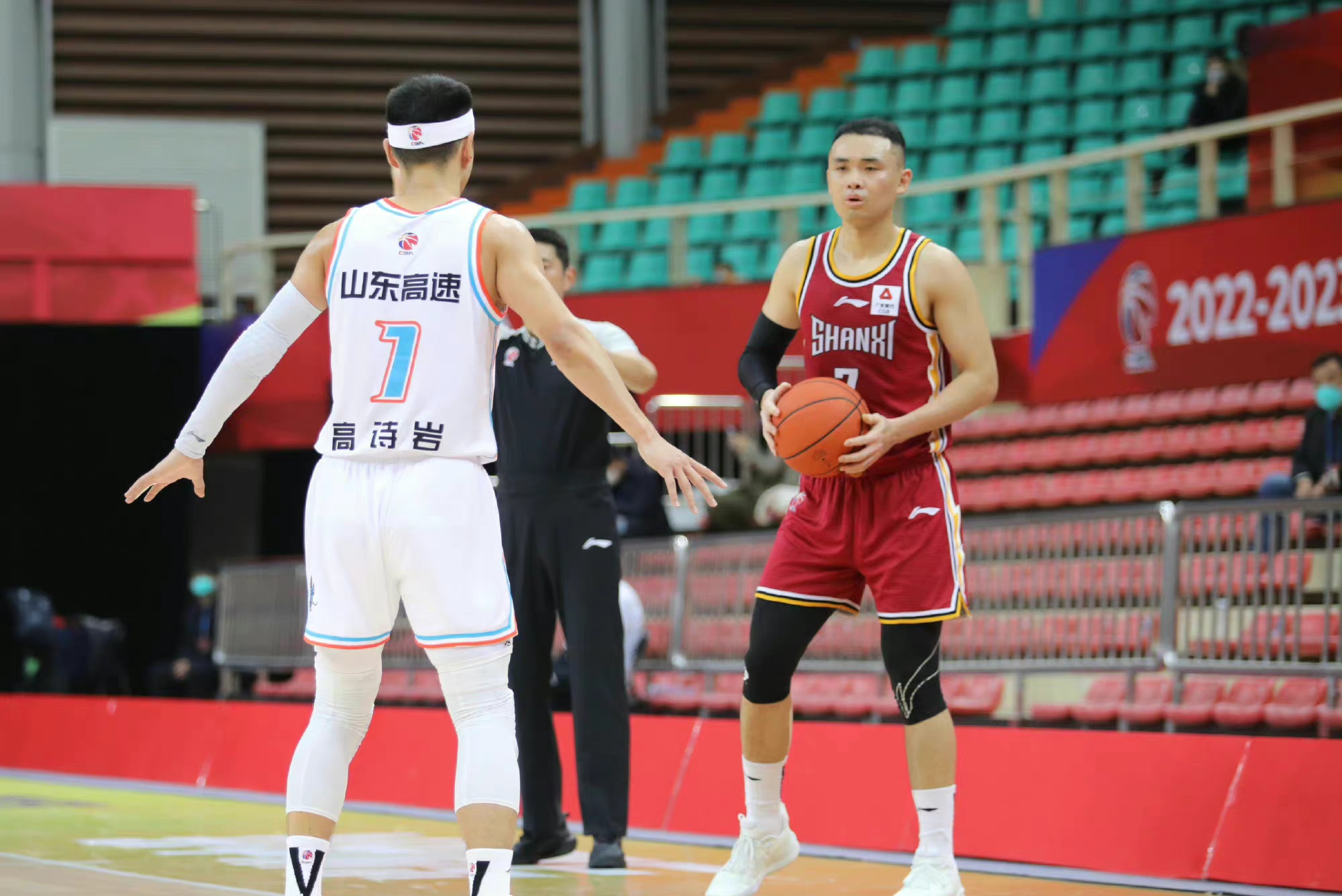 包含欧篮联倒计时，山东男篮加时末段外线爆发，细节引发关注，气氛紧张，身体对抗强度拉满的词条